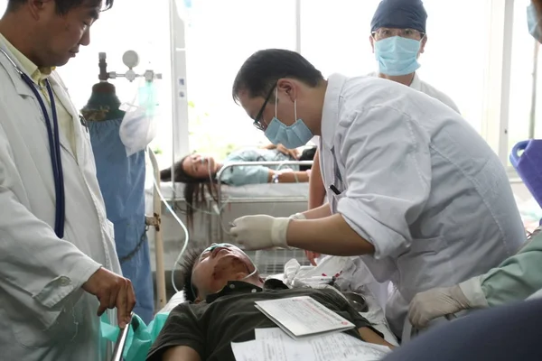 Personnel Médical Traite Passager Blessé Hôpital Shanghai Shuguang Shanghai Chine — Photo