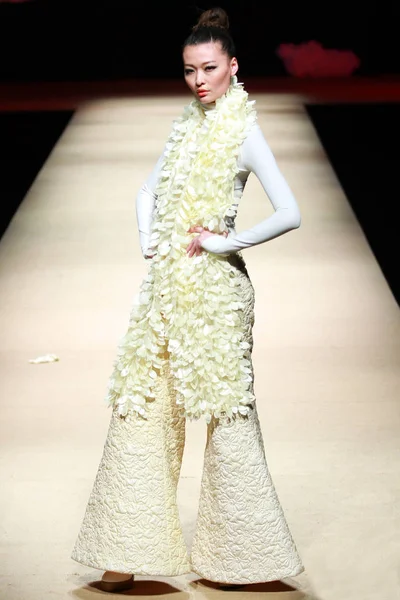 Desfile Moda Asahikasei Designer Xiaoyan China Fashion Week Outono Inverno — Fotografia de Stock