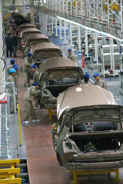 Trabalhadores Fábrica Chineses Montar Carros Geely Emgrand Ec7 Linha Montagem — Fotografia de Stock