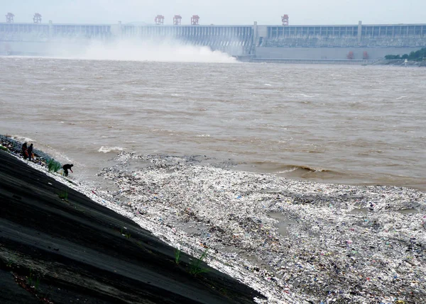 Drogati Cinesi Raccolgono Rifiuti Lungo Riva Del Fiume Yangtze Vicino — Foto Stock