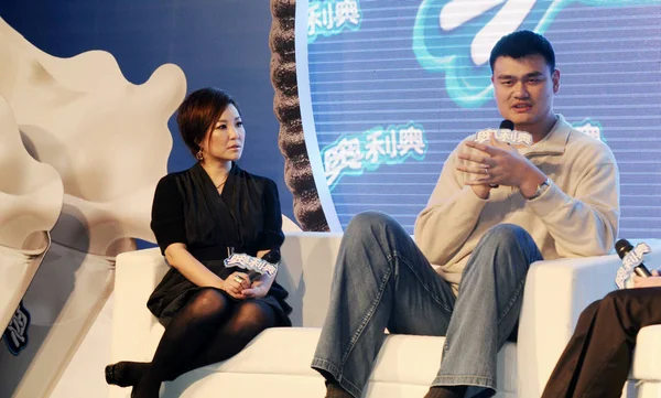Ушедшая Пенсию Китайская Баскетбольная Суперзвезда Мин Выступает Рекламном Мероприятии Бренда — стоковое фото