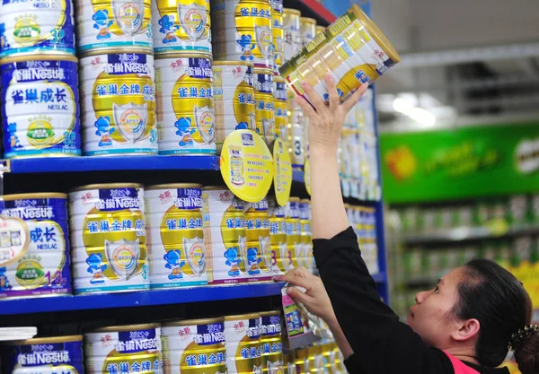 Kinesisk Arbetare Sätter Burkar Nestle Baby Milk Power Hyllan Stormarknad — Stockfoto