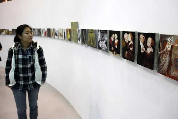 Visitante Olha Para Pinturas Série Sobremesa Artista Chinês Zhou Tiehai — Fotografia de Stock