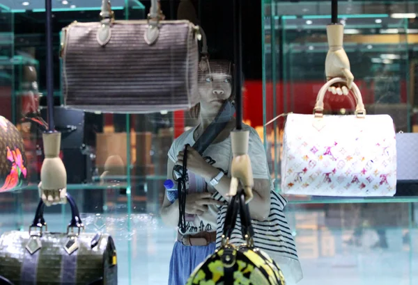 Visitatore Guarda Borse Mostra Durante Mostra Louis Vuitton Voyages Presso — Foto Stock