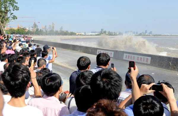 Los Visitantes Observan Orificio Marea Del Río Qiantang Ciudad Haining — Foto de Stock