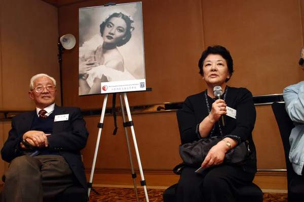 Rosa Hung Hong Luoxia Right Speaks Next Old Photo Her — Stock Photo, Image