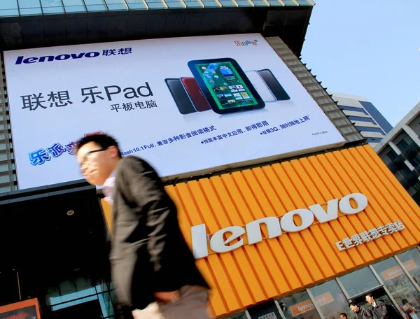 Een Man Loopt Langs Een Advertentie Voor Lenovo Lepad Tablet — Stockfoto
