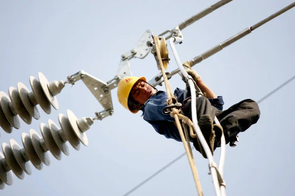 Eletricista Chinês Atualiza Linhas Energia Cidade Huaibei Leste Província Chinas — Fotografia de Stock