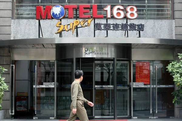 Hombre Pasa Por Hotel Cadena Motel 168 Shanghái China Mayo —  Fotos de Stock