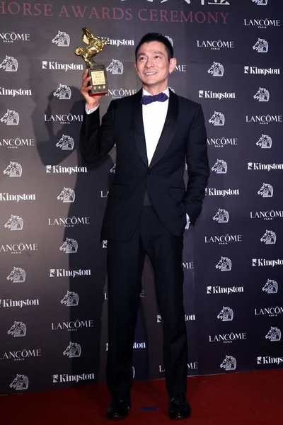 Chanteur Acteur Hongkongais Andy Lau Tient Son Trophée Meilleur Acteur — Photo