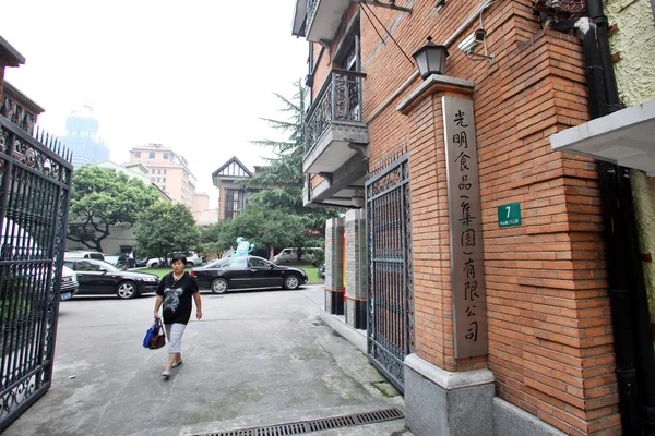 Woman Walks Out Headquarters Bright Food Group Shanghai China September — Stock Photo, Image