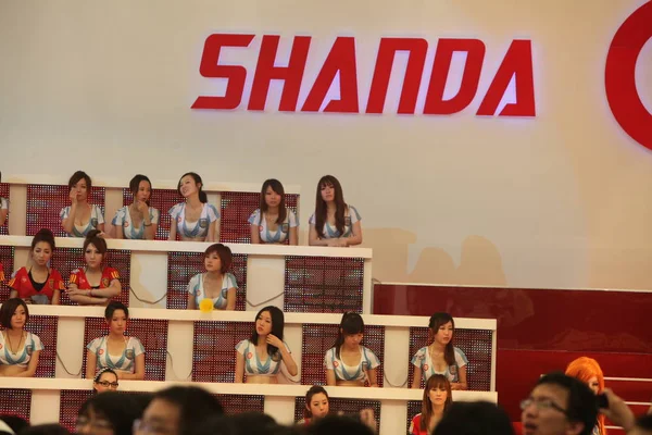 Showgirls Çin Dijital Eğlence Fuarı Konferansı Sırasında Shanda Oyunları Standında — Stok fotoğraf