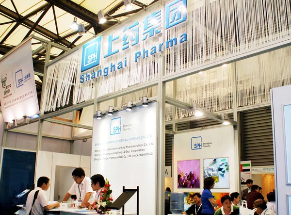 Funcionários Chineses Conversam Com Visitantes Estande Shanghai Pharmaceutical Group Ltd — Fotografia de Stock