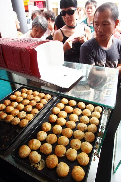 Clienti Acquistano Torte Carne Farcite Negozio Alimentari Nanjing Road Pedestrian — Foto Stock