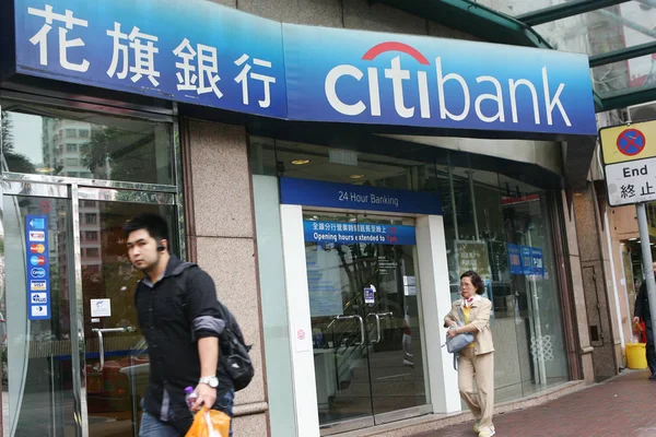 Residentes Locales Pasan Por Una Sucursal Citibank Hong Kong China —  Fotos de Stock