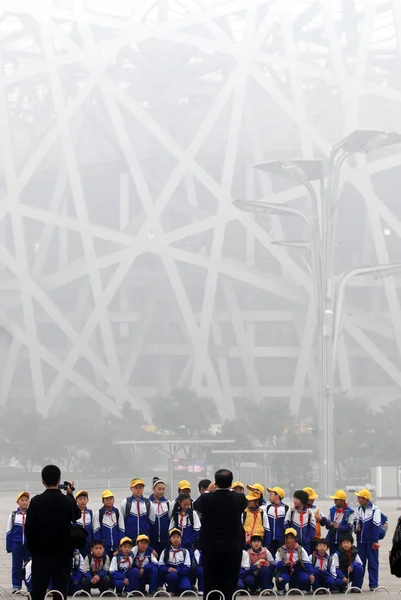 Jóvenes Estudiantes Chinos Posan Para Las Fotos Frente Estadio Nacional — Foto de Stock