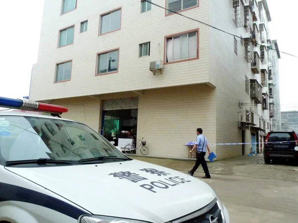 Oficial Policía Conecta Cerca Casa Zhou Zixiong Jefe Una Oficina —  Fotos de Stock