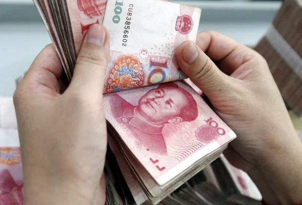 Impiegato Cinese Conta Banconote Rmb Renminbi Yuan Una Banca Nella — Foto Stock