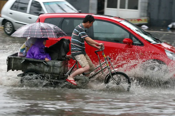 Arabalar Bisikletçiler Bir Dolu Yolda Pekin Çin Şiddetli Yağmur Sonra — Stok fotoğraf