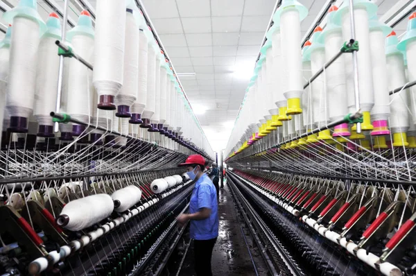 Trabalhador Chinês Feminino Verifica Fio Máquina Fiação Uma Fábrica Têxteis — Fotografia de Stock