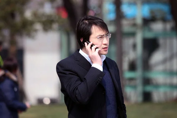 2011年3月4日 一名男子在中国上海街头用手机交谈 — 图库照片