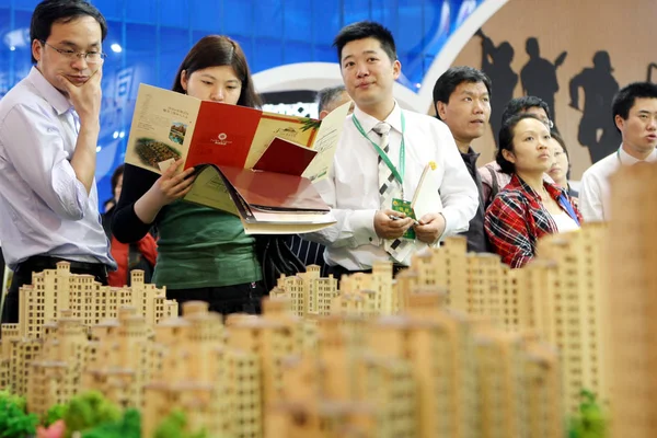 Kupci Podívat Modely Rezidenčního Projektu Během Veletrhu Nemovitostí Šanghaji Číně — Stock fotografie