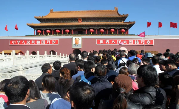 Des Foules Touristes Alignent Devant Rostrum Tiananmen Pour Visiter Cité — Photo