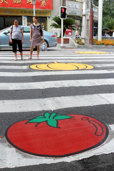 Des Résidents Locaux Traversent Passage Piétonnier Avec Des Peintures Citrouille — Photo