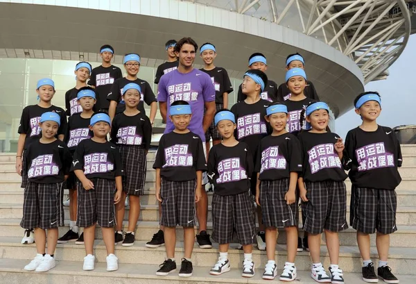 Der Spanische Tennisspieler Rafael Nadal Posiert Mit Kindern Während Eines — Stockfoto