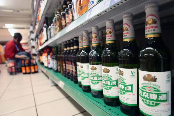 Bottles Yanjing Beer Seen Sale Supermarket Shanghai China March 2011 — Stock Photo, Image