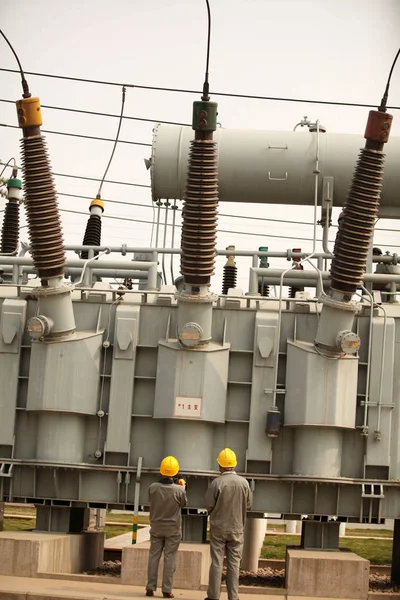 Electricistas Chinos Revisan Equipos Eléctricos Haozhou Provincia Chinas Anhui Oriental —  Fotos de Stock