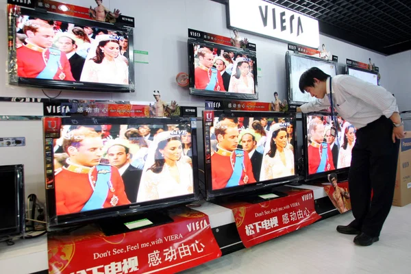 Ein Mann Verfolgt Die Live Übertragung Der Königlichen Hochzeit Des — Stockfoto