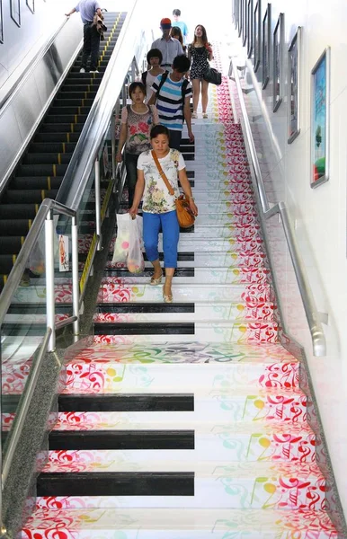 Fotgängare Piano Trappor Som Kan Producera Melodiska Ljud Tunnelbanestation Nanjing — Stockfoto