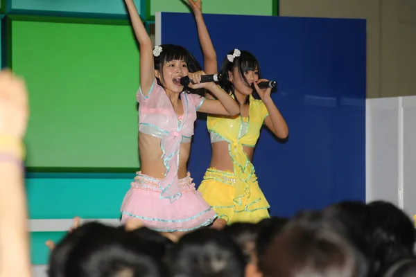 日本の女の子ポップグループ Ske48 のメンバーは 香港の漫画と玩具フェアで 2011 の間にミニコンサートで演奏します 月2011 — ストック写真