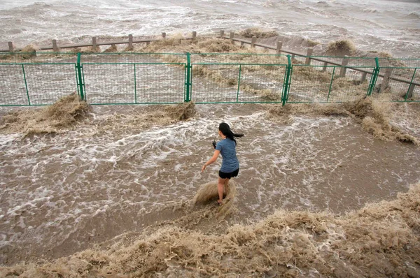 Journalist Gets Soaked Tidal Waves While Reporting Natural Phenomena Qianjiang — Stock Photo, Image