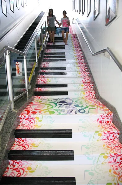 Les Piétons Marchent Sur Les Escaliers Piano Qui Peuvent Produire — Photo