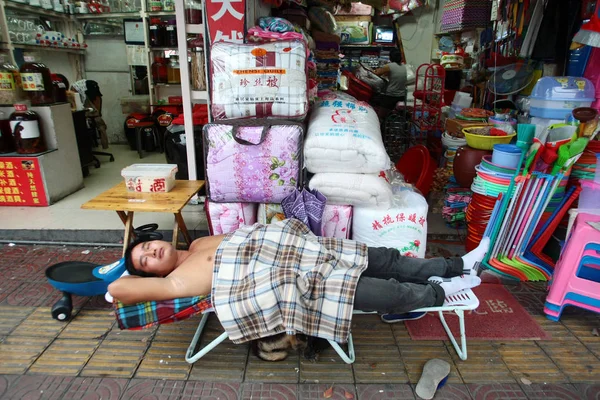 Ein Chinesischer Ladenbesitzer Schläft Vor Seinem Geschäft Der Stadt Wenzhou — Stockfoto