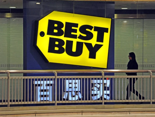 Seorang Wanita Berjalan Melewati Toko Best Buy Yang Tertutup Super — Stok Foto