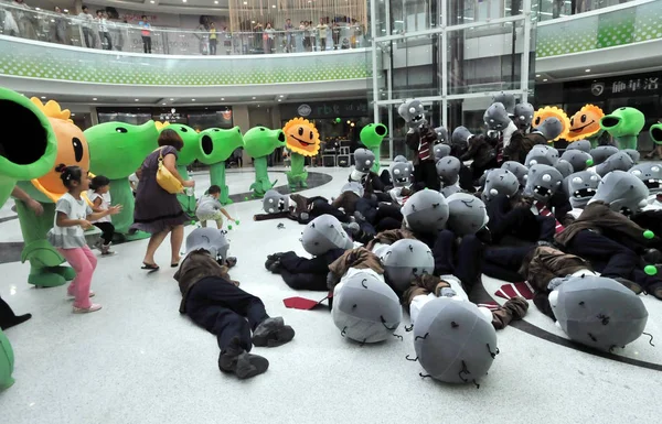 Flash Mobbers Jogar Verdadeiro Jogo Plants Zombies Shopping Center Cidade — Fotografia de Stock