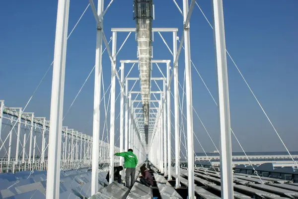 Chinesische Arbeiter Überprüfen Die Solarbetriebene Dachdampferzeugungsanlage Für Industrielle Prozesse Der — Stockfoto