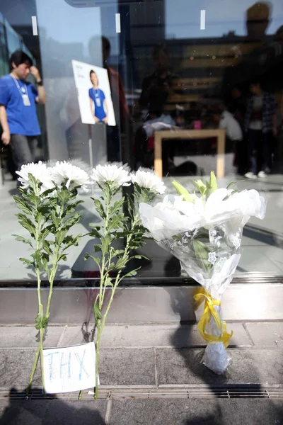 2011年10月6日 中国北京三里屯 苹果商店外摆放鲜花 悼念史蒂夫 乔布斯 — 图库照片