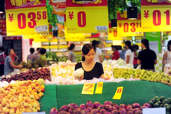 Clientes Chinos Compran Frutas Supermercado Ciudad Qionghai Provincia Chinas Hainan — Foto de Stock