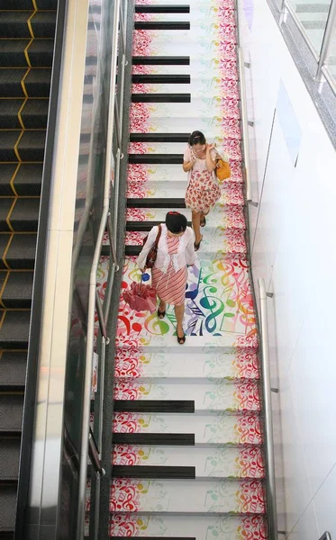 Pedestres Caminham Nas Escadas Piano Que Podem Produzir Sons Melodiosos — Fotografia de Stock