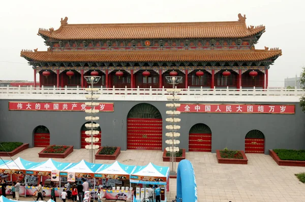 2011年9月3日 在中国陕西省西北部宝鸡市的一条街道上 一个类似于天安门城门的大门 是北京紫禁城的入口 — 图库照片