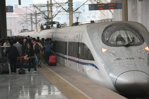 Viajantes Enxame Trem Crh China Railway Alta Velocidade Estação Ferroviária — Fotografia de Stock