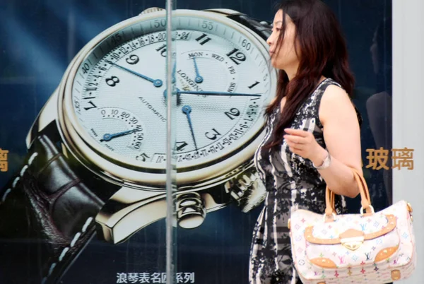 Китаянка Сумкой Louis Vuitton Проходит Мимо Рекламы Часов Longines Городе — стоковое фото