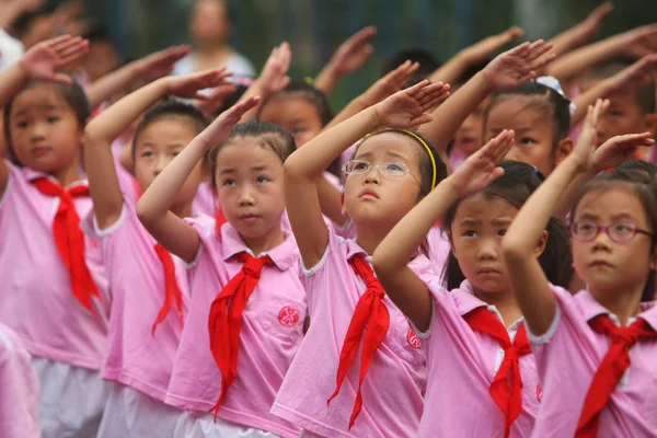 2011年9月1日 中国南西部四川省成都市の武法地区実験小学校で 新学年の初日に旗揚げ式が行われた — ストック写真
