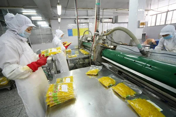 2011年3月15日 中国工厂工人在中国江苏省东部南通市的一家食品加工厂生产日本泡菜出口日本 — 图库照片