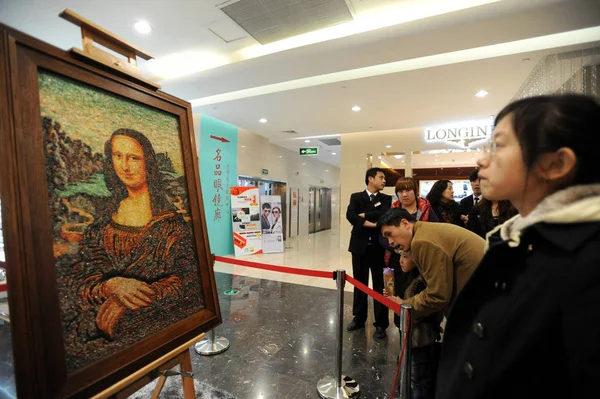 Les Gens Regardent Une Réplique Faite Bijoux Mona Lisa Dans — Photo