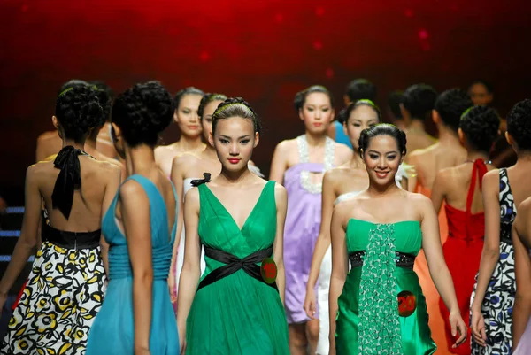 2011年9月5日在广西西南部南宁举行的第六届亚洲超级模特大赛中 穿着中国元素服装的模特在舞台上摆姿势 — 图库照片